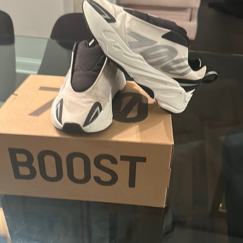 Yeezy 700mnvn size 5used handful of times